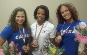 Laís, Joice e Aline sorriem com suas medalhas.